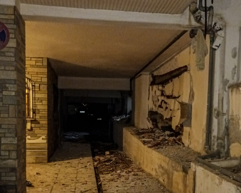 Θεσσαλονίκη: Τοποθέτησαν στο ασανσέρ τρία κιλά εκρηκτικής ύλης – Μεγάλες καταστροφές από την έκρηξη στην πολυκατοικία
