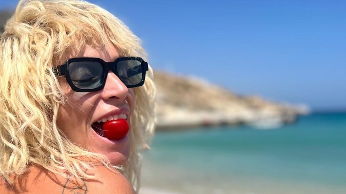 Η Ελεωνόρα Ζουγανέλη τρώει ντομάτα στην παραλία φορώντας το μαγιό της κι αποκαλύπτει τι σημαίνει καλοκαίρι