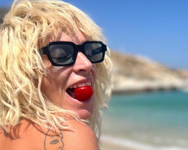 Η Ελεωνόρα Ζουγανέλη τρώει ντομάτα στην παραλία φορώντας το μαγιό της κι αποκαλύπτει τι σημαίνει καλοκαίρι