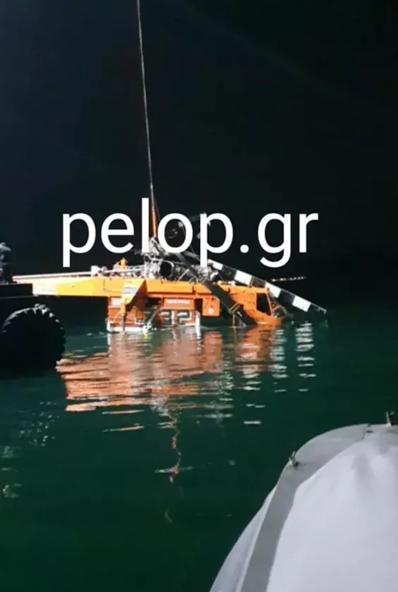 Το ελικόπτερο που προσθαλασσώθηκε στην Ελευσίνα