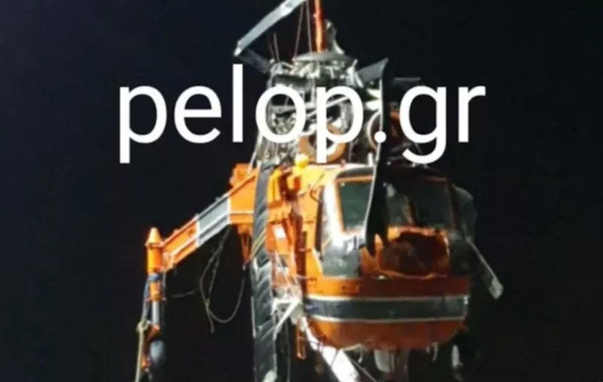 Το ελικόπτερο που προσθαλασσώθηκε στην Ελευσίνα