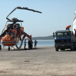Πτώση ελικοπτέρου στην Ελευσίνα: Ολοκληρώθηκε η ανέλκυσή του από τη θάλασσα