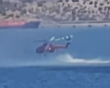 Η προσθαλάσσωση του πυροσβεστικού ελικοπτέρου