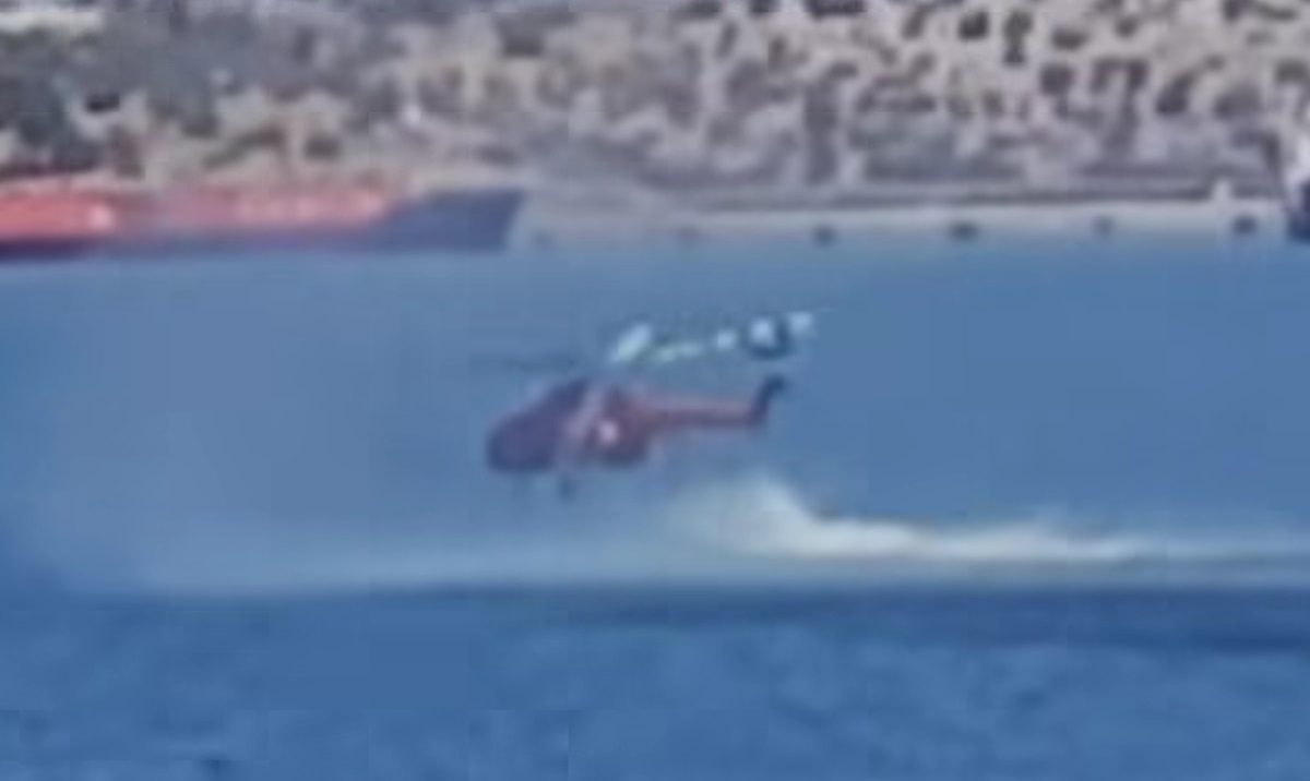Η προσθαλάσσωση του πυροσβεστικού ελικοπτέρου
