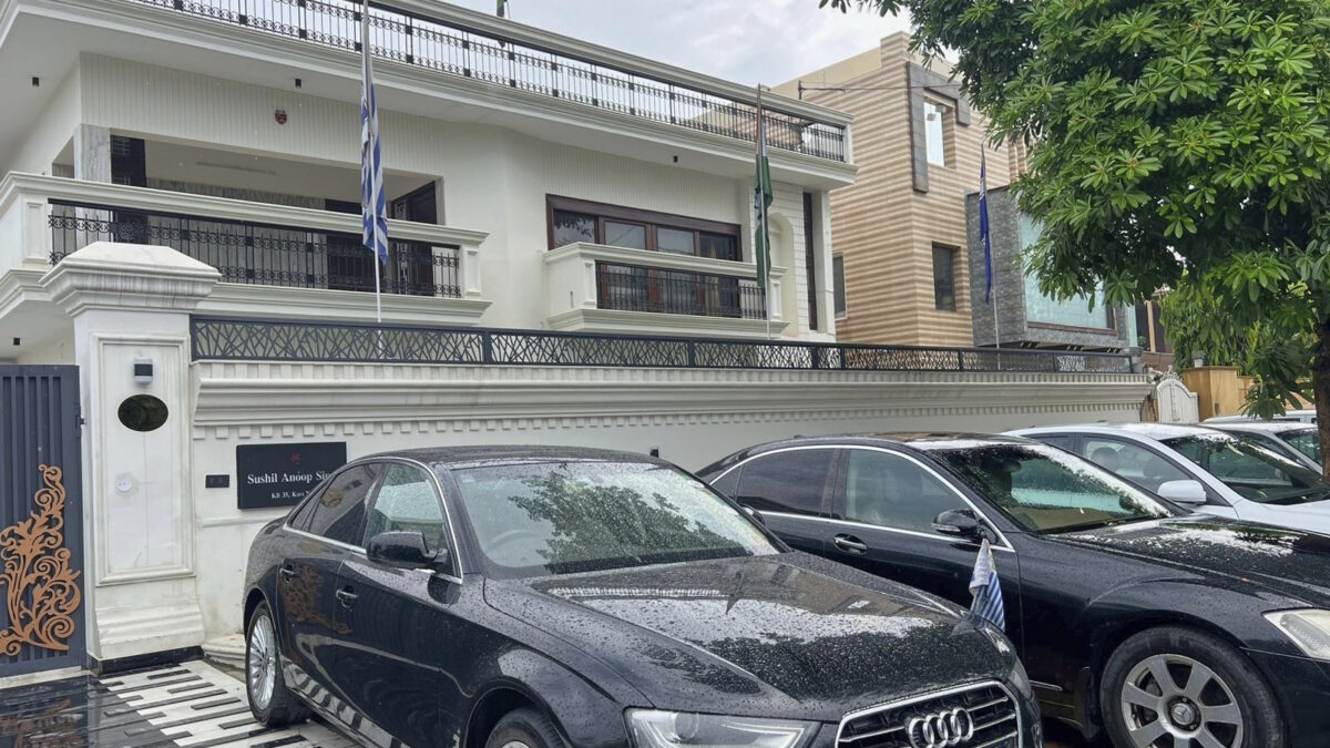 Τα πολυτελή αυτοκίνητα και το σπίτι του ψεύτικου πρέσβη
