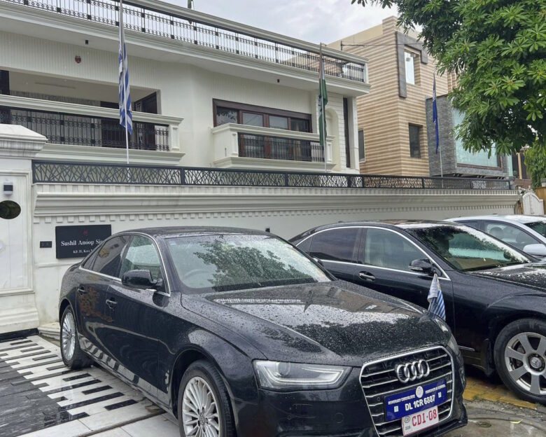 Ινδία: Παρίστανε τον πρέσβη φανταστικών χωρών για δέκα χρόνια και εξαπατούσε απεγνωσμένους Ινδούς