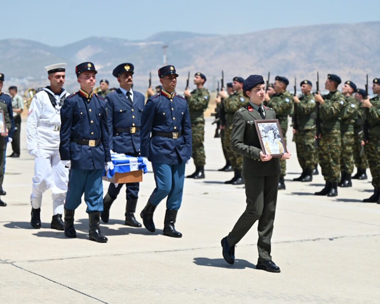 Ρίγη συγκίνησης στον επαναπατρισμό λειψάνων 6 Ελλήνων ηρώων από την Κύπρο: «Εκπληρώνουμε ένα ιστορικό χρέος»