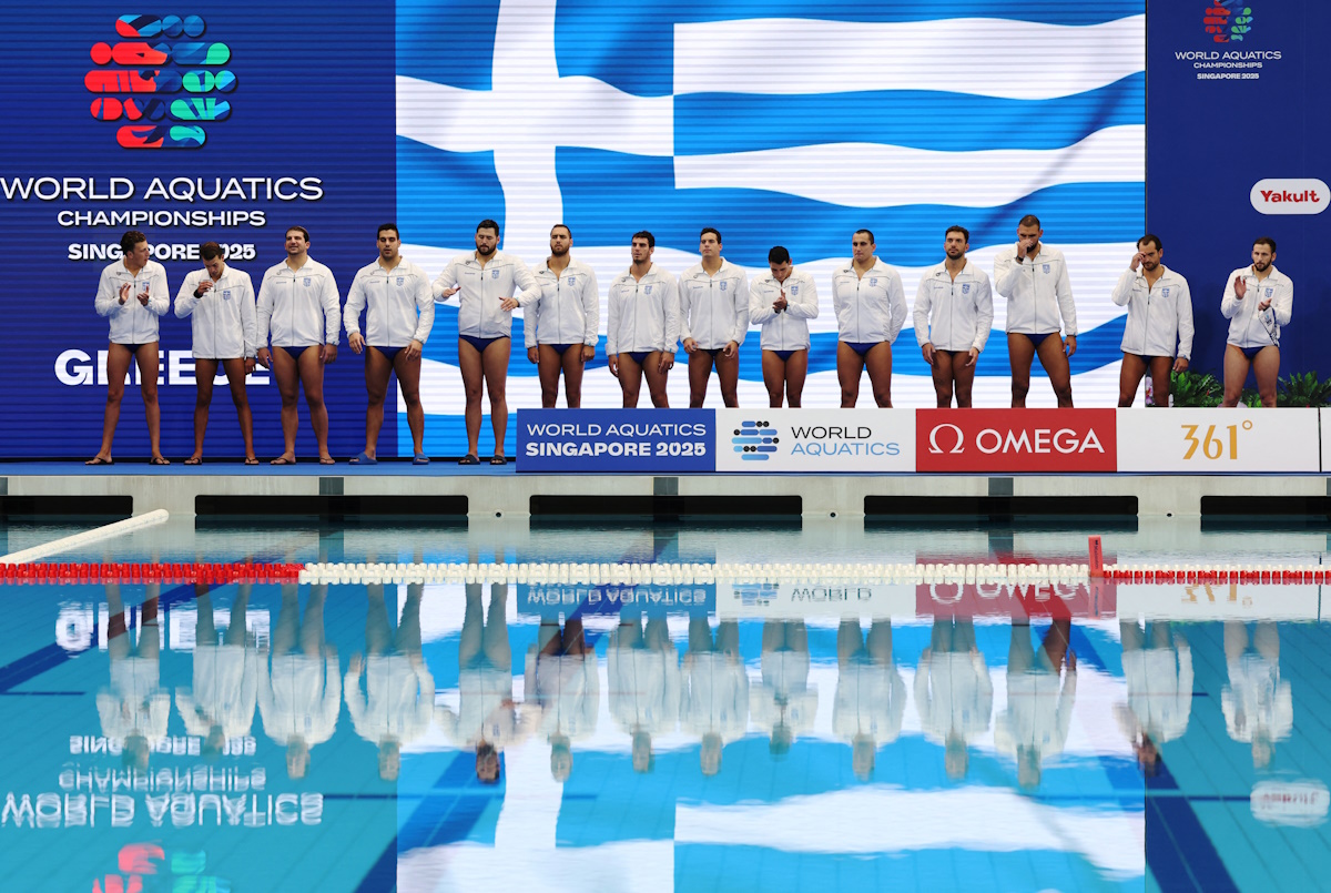 η Εθνική πόλο ανδρών, τη στιγμή της ανάκρουσης του εθνικού μας ύμνου (ΦΩΤΟ REUTERS