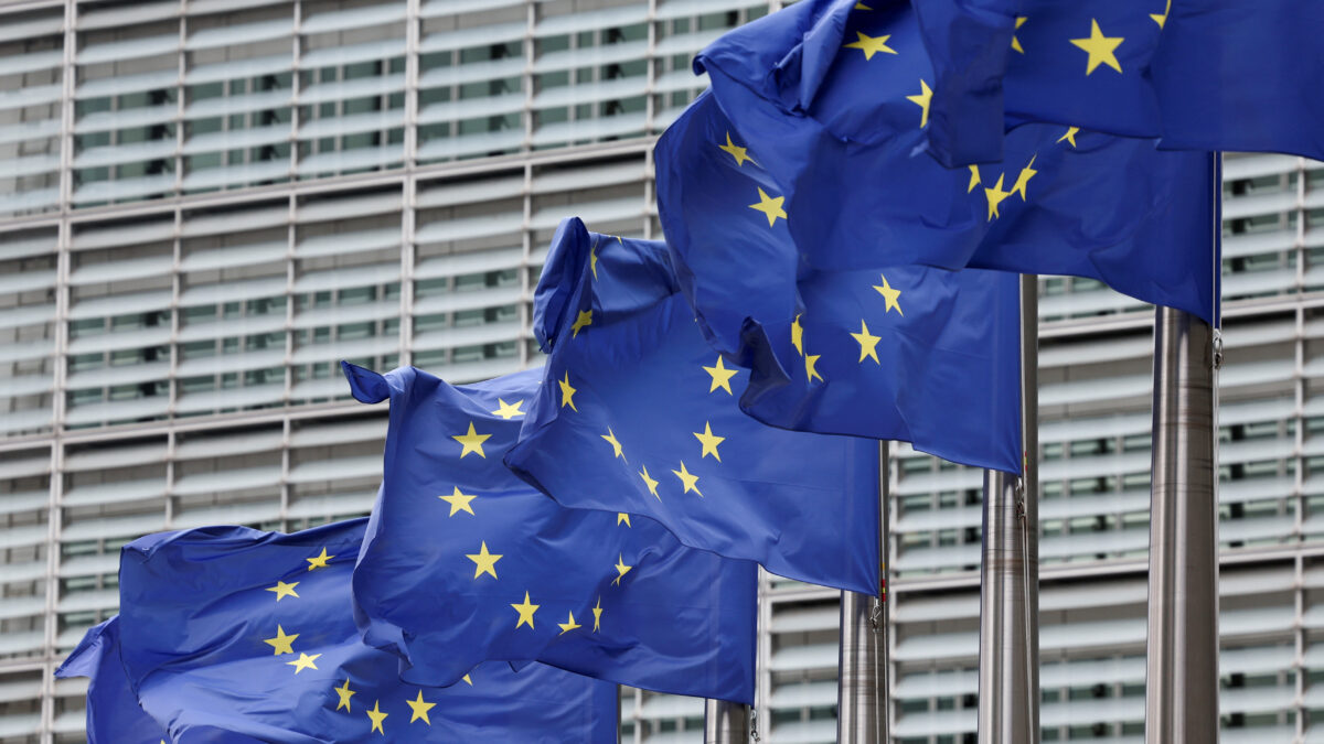 Σημαίες της Ευρωπαϊκής Ένωσης έξω από την έδρα της Κομισιόν