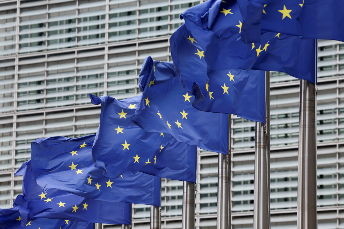 Σημαίες της Ευρωπαϊκής Ένωσης έξω από την έδρα της Κομισιόν