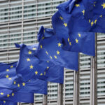 Σημαίες της Ευρωπαϊκής Ένωσης έξω από την έδρα της Κομισιόν