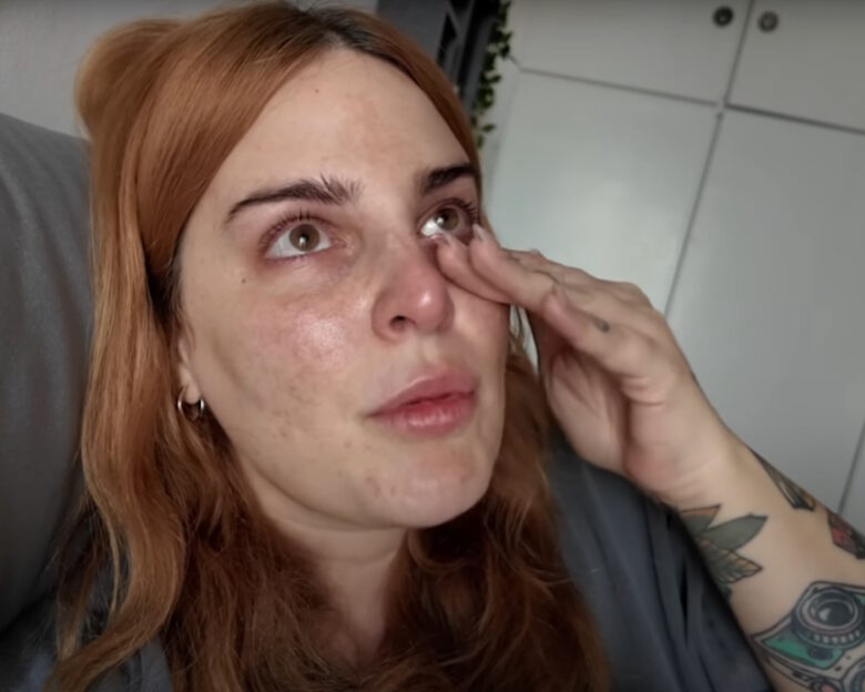 Η Εβελίνα Νικόλιζα έβαλε τα κλάματα στο νέο της βίντεο: «Μου έχουν σπάσει όλοι τα νεύρα»