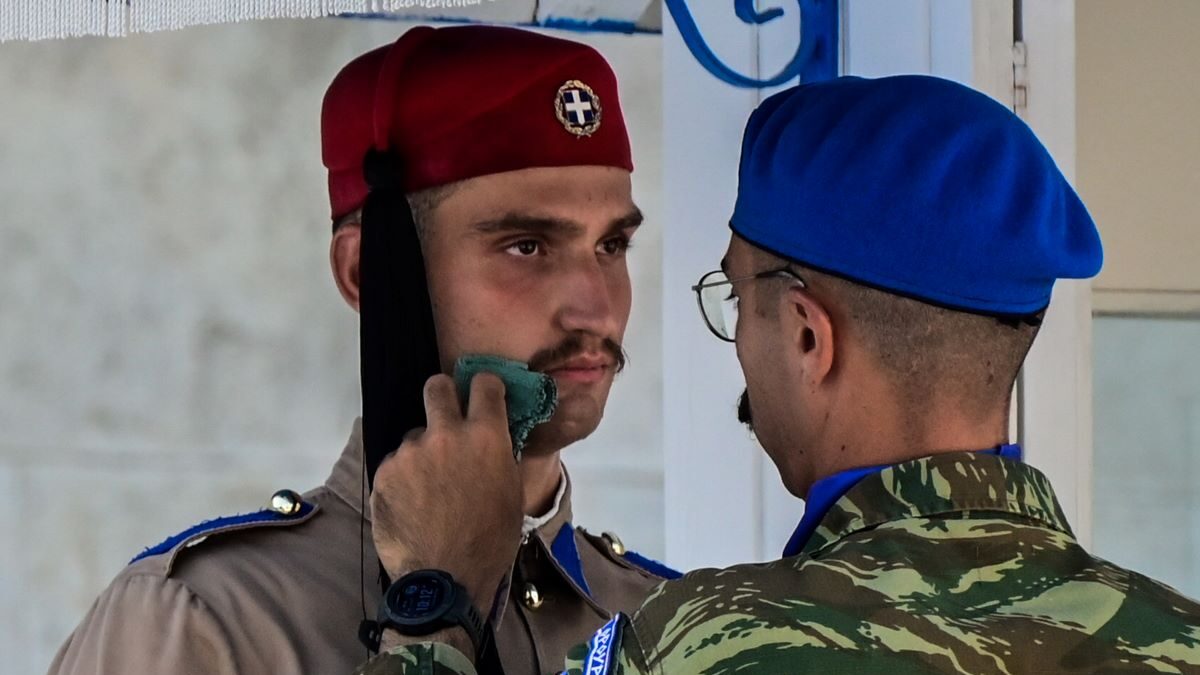 Εύζωνας δέχεται τη φροντίδα αξιωματικού υπηρεσίας