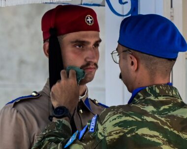 Εύζωνας δέχεται τη φροντίδα αξιωματικού υπηρεσίας