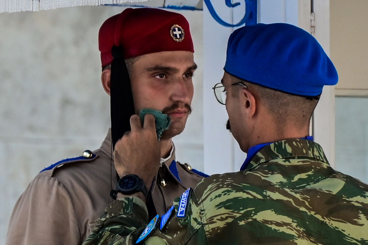 Εύζωνας δέχεται τη φροντίδα αξιωματικού υπηρεσίας