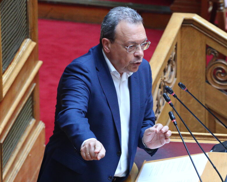 Κόντρα Φλωρίδη – Φάμελλου στη Βουλή: «Συνεχίστε έτσι, οδεύετε στην εξάτμιση από τους πολίτες» – «Είσαι υπουργός για τα μπάζα»