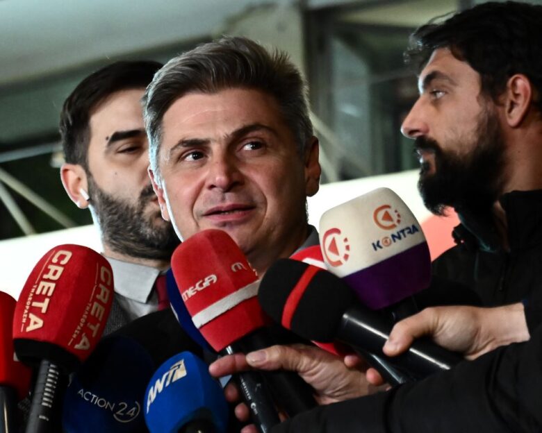 Νικόλας Φαραντούρης: Νονός εγκληματικής οργάνωσης ο Μητσοτάκης – «Ο ΣΥΡΙΖΑ έχει επιλέξει τον δρόμο της θεσμικής κατηφόρας» απαντά η ΝΔ