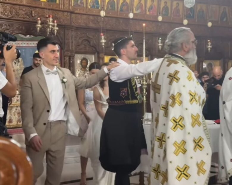 Ο Φειδίας Παναγιώτου έγινε κουμπάρος στον γάμο του αδελφού του – Το υπονοούμενο της συντρόφου του