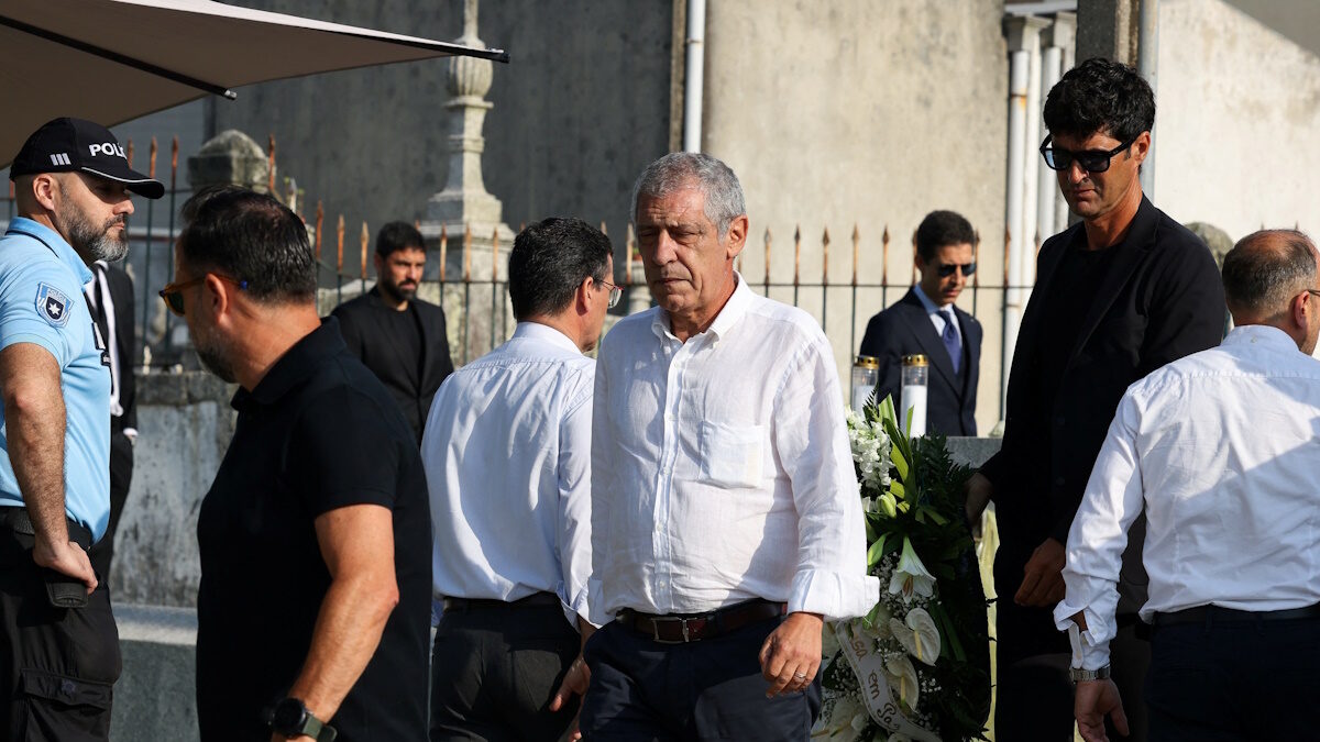 Ο Φερνάντο Σ'αντος στην κηδεία του Ντιόγκο Ζότα (ΦΩΤΟ REUTERS