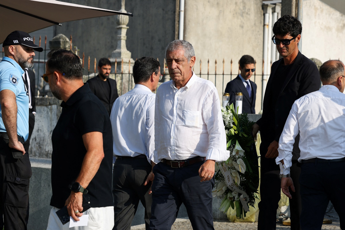 Ο Φερνάντο Σ'αντος στην κηδεία του Ντιόγκο Ζότα (ΦΩΤΟ REUTERS