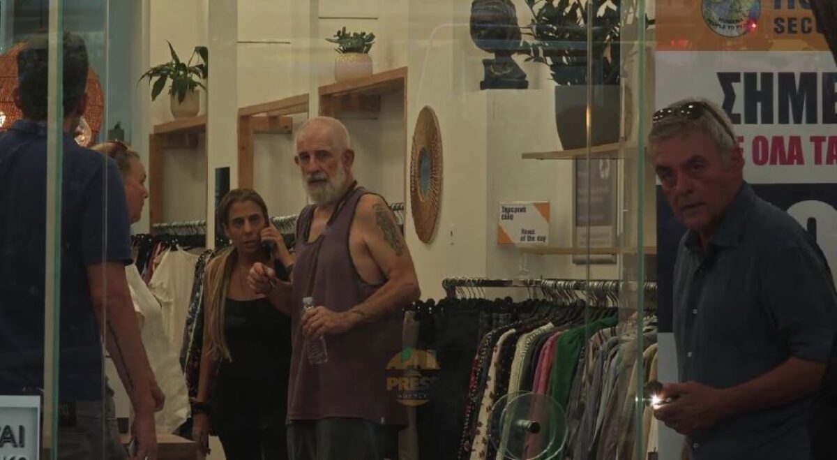 Ο Πέτρος Φιλιππίδης σε διπλανό κατάστημα μετά τη φωτιά στο σπίτι του