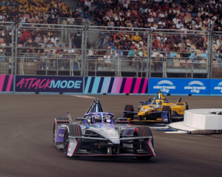 Formula E: Φοβερές μάχες στη βρεγμένη πίστα του Βερολίνου