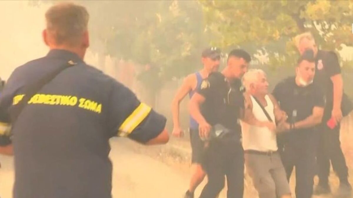 Αστυνομικοί απομακρύνουν κάτοικο της περιοχής