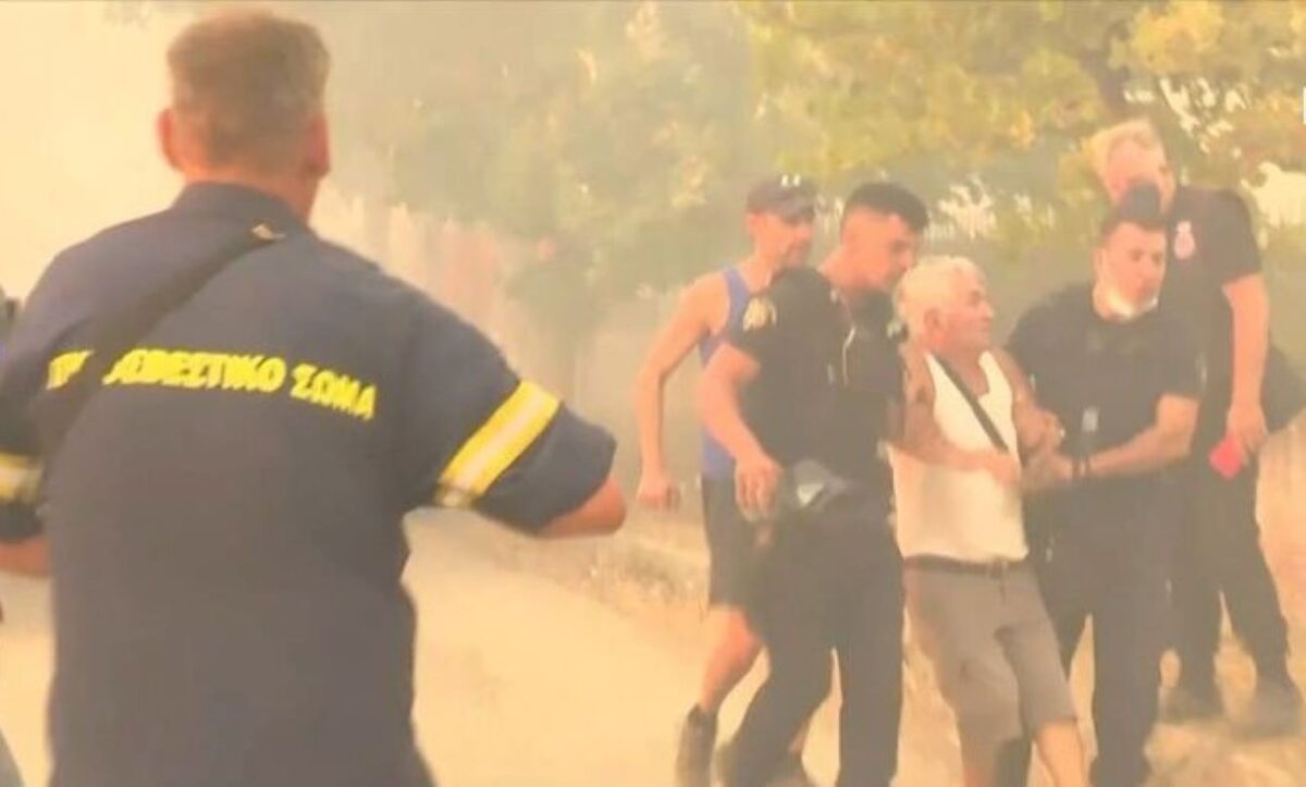 Αστυνομικοί απομακρύνουν κάτοικο της περιοχής