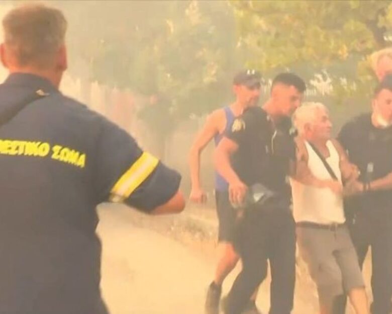 Φωτιά στο Κρυονέρι: Κατοικος αντιστέκεται στους αστυνομικούς – Στο σημείο ο Στέλιος Πέτσας για να τον καθησυχάσει