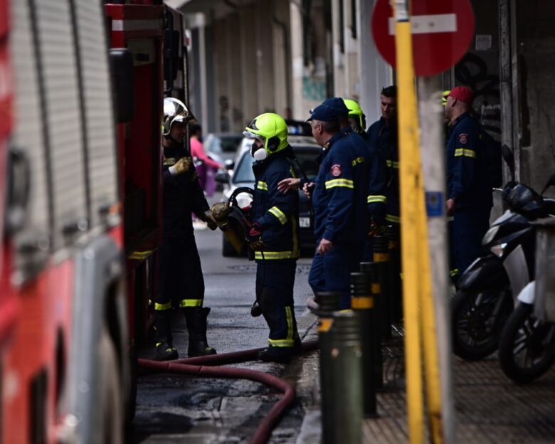 Φωτιά σε αυτοκίνητο στην έξοδο του πάρκινγκ του ΣΕΦ – Σώος ο οδηγός