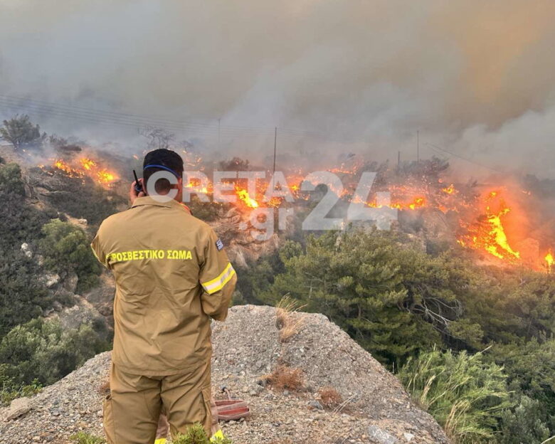 Φωτιά στην Ιεράπετρα: Οι φλόγες απειλούν ξενοδοχεία – Νέο μήνυμα του 112 για εκκενώσεις 5 οικισμών, απομακρύνθηκε κόσμος με σκάφη