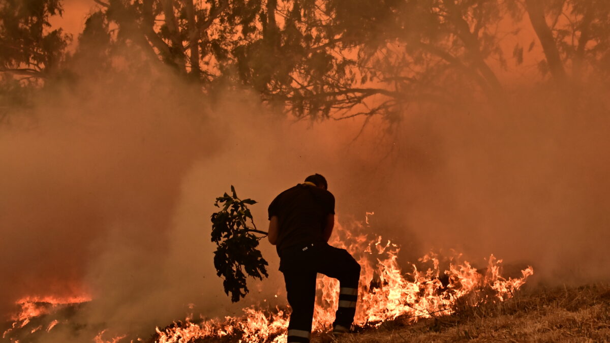 Πυροσβέστης προσπαθεί να σβήσει φωτιά