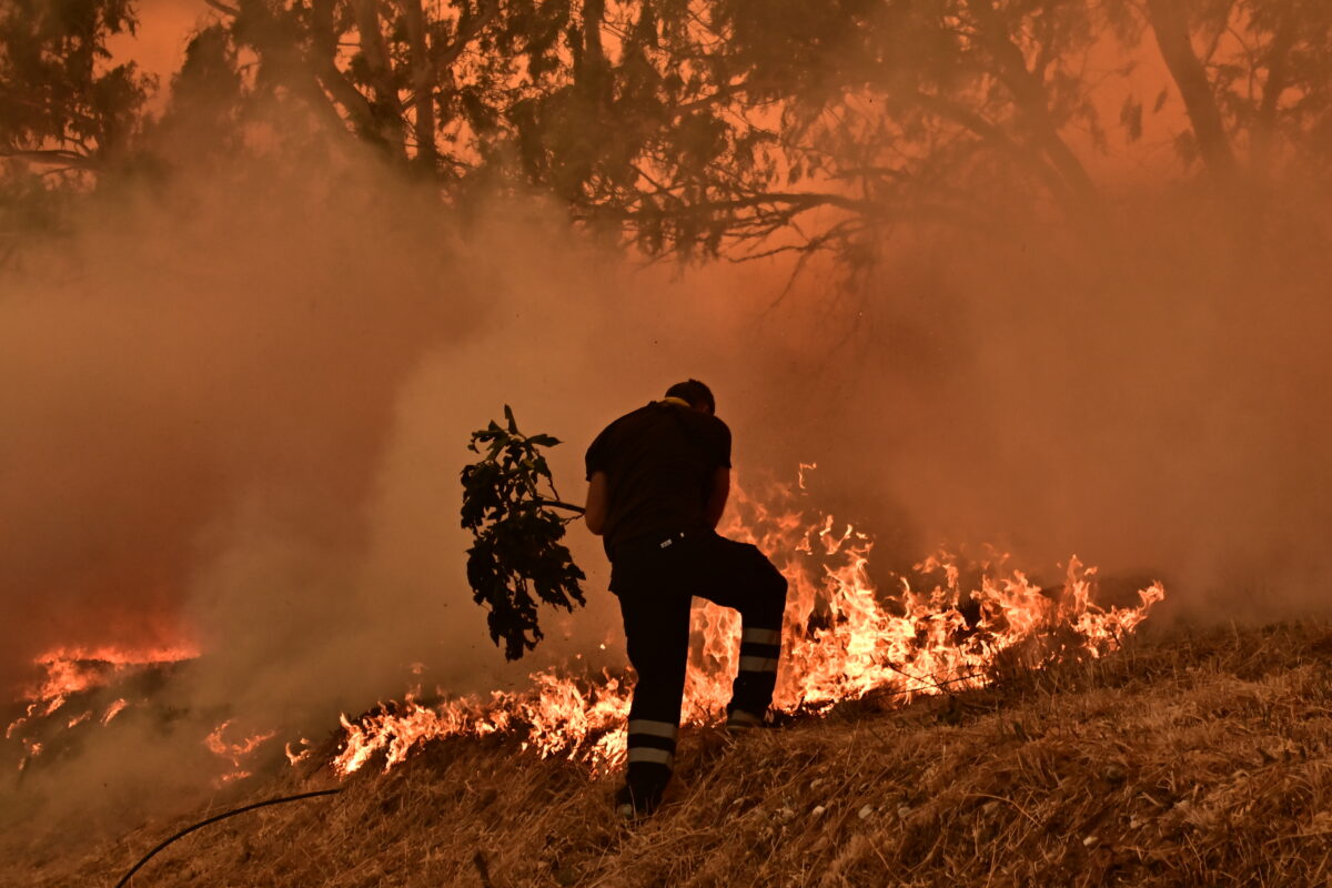 Πυροσβέστης προσπαθεί να σβήσει φωτιά