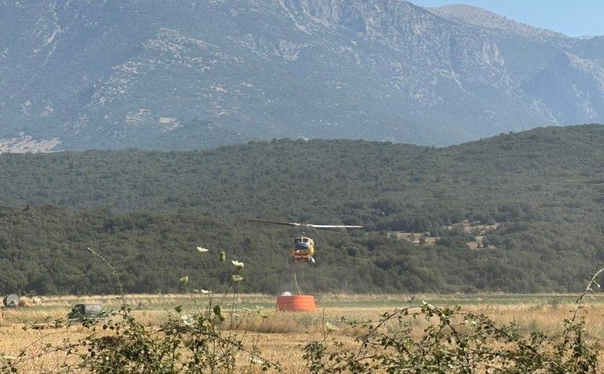 Ελικόπτερο έτοιμο να σηκωθεί στον αέρα για να σβήσει την φωτιά