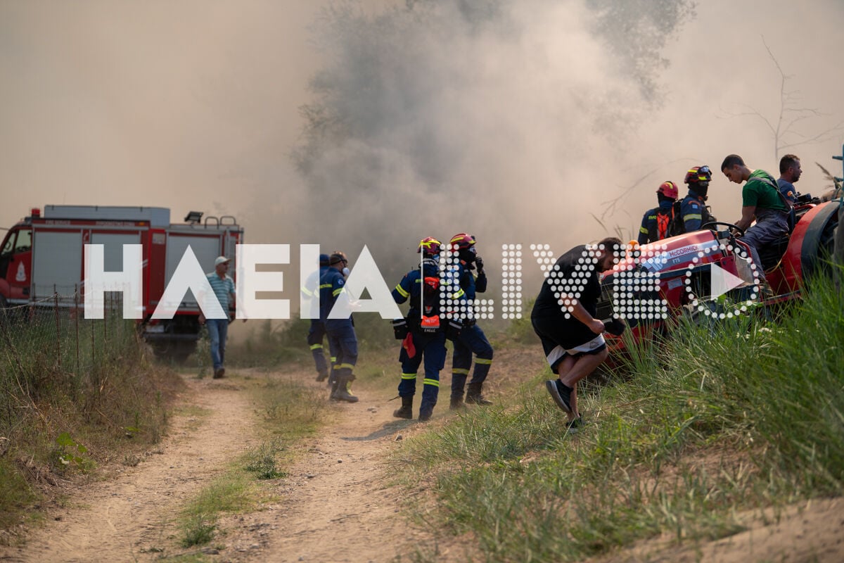 Πυροσβέστες προσπαθούν να σβήσουν την φωτιά
