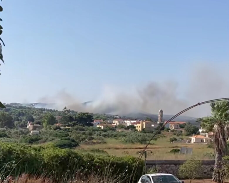 Φωτιά στα Κύθηρα: Καίγεται δάσος στην περιοχή Πιτσινάδες – Μήνυμα του 112 για εκκένωση της περιοχής