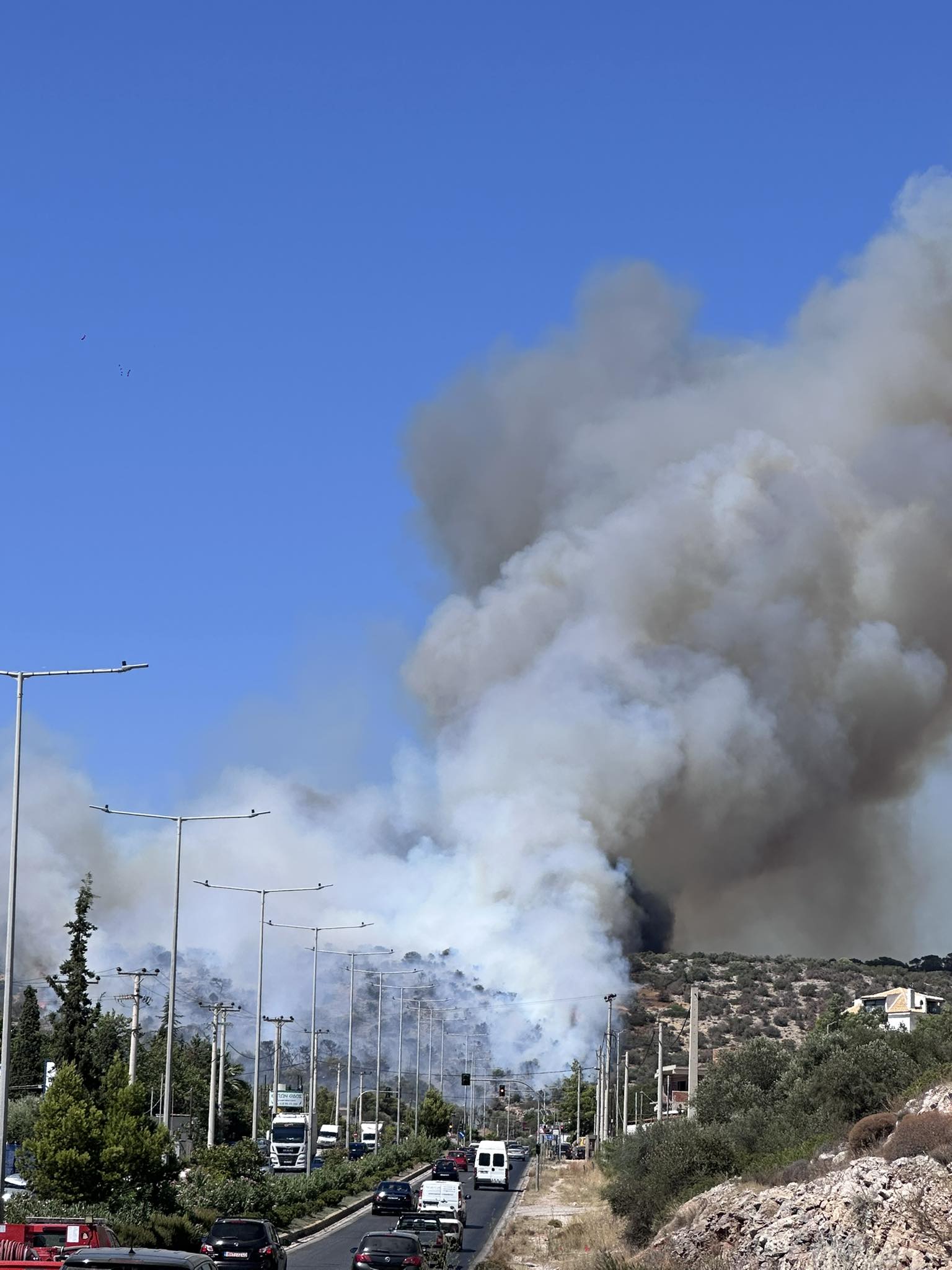 Φωτιά στη λεωφόρο Βάρης - Κορωπίου