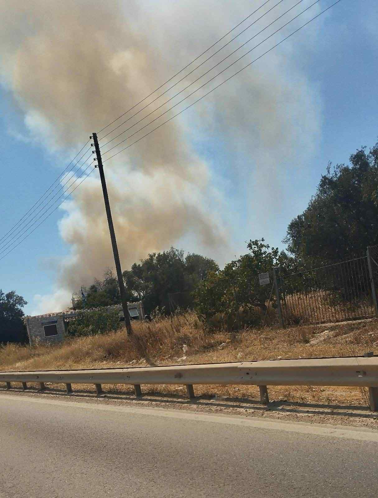 Φωτιά στη λεωφόρο Βάρης - Κορωπίου