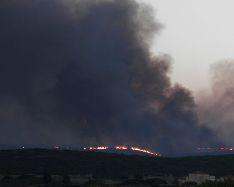 Φωτιά στα Κύθηρα: Ενισχύθηκαν οι πυροσβεστικές δυνάμεις με πλοίο από τη Νεάπολη Λακωνίας
