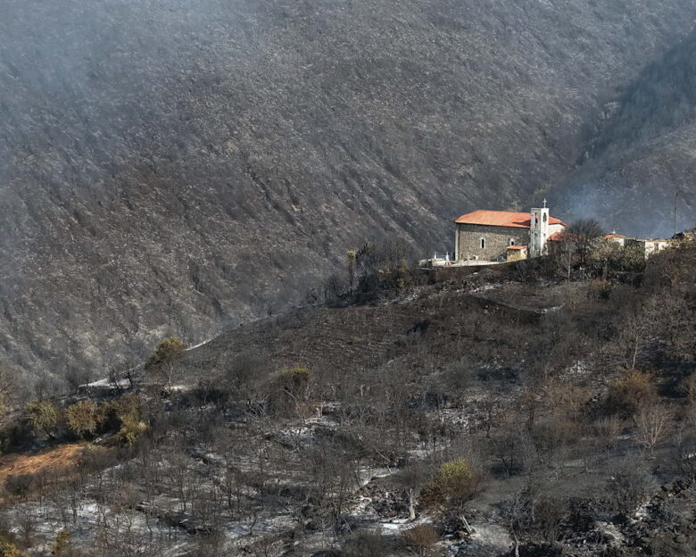 Φωτιά στη Μεσσηνία: Σε ύφεση το μέτωπο στη Μεταμόρφωση – Εξετάζεται το ενδεχόμενο εμπρησμού
