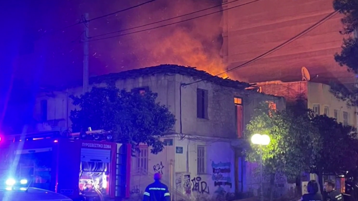 Η ώρα της φωτιάς στο εγκαταλελειμμένο κτήριο στην Νέα Ιωνία