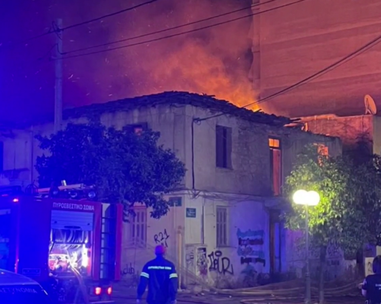 Νέα Ιωνία: Τέθηκε υπό έλεγχο η φωτιά σε εγκαταλελειμμένο κτήριο – Βρέθηκαν φιάλες αερίου σε κοντινή απόσταση
