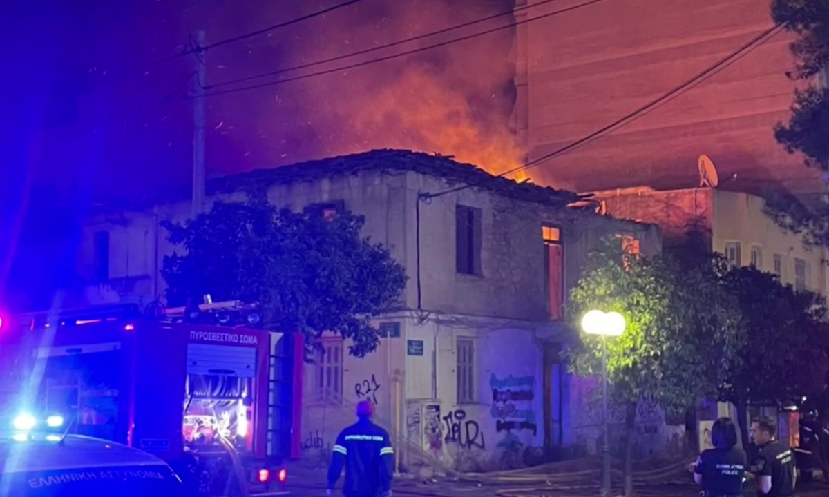 Η ώρα της φωτιάς στο εγκαταλελειμμένο κτήριο στην Νέα Ιωνία