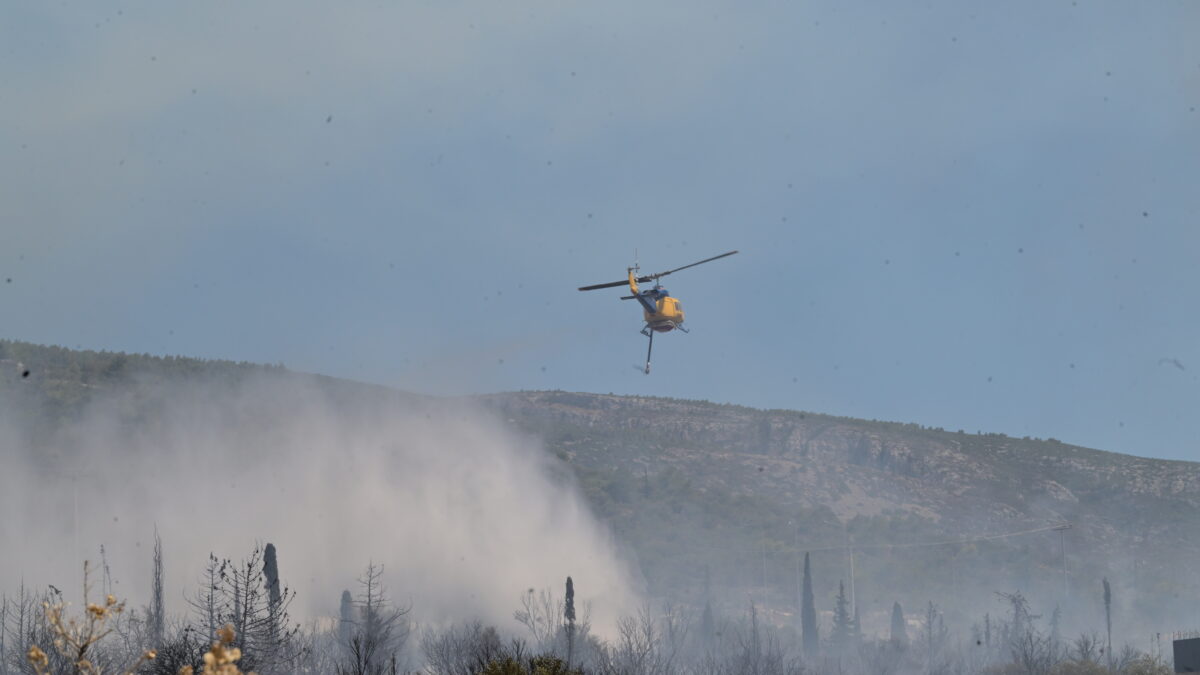 Πυρκαγιά στην περιοχή της Πολυτεχνειούπολης Ζωγράφου, Δευτέρα 28 Ιουλίου 2025. Στο σημείο επιχείρησαν σε πρώτη φάση 110 πυροσβέστες με 30 οχήματα και πέντε ομάδες πεζοπόρων, 11 αεροπλάνα και 8 ελικόπτερα. 
(ΤΑΤΙΑΝΑ ΜΠΟΛΑΡΗ