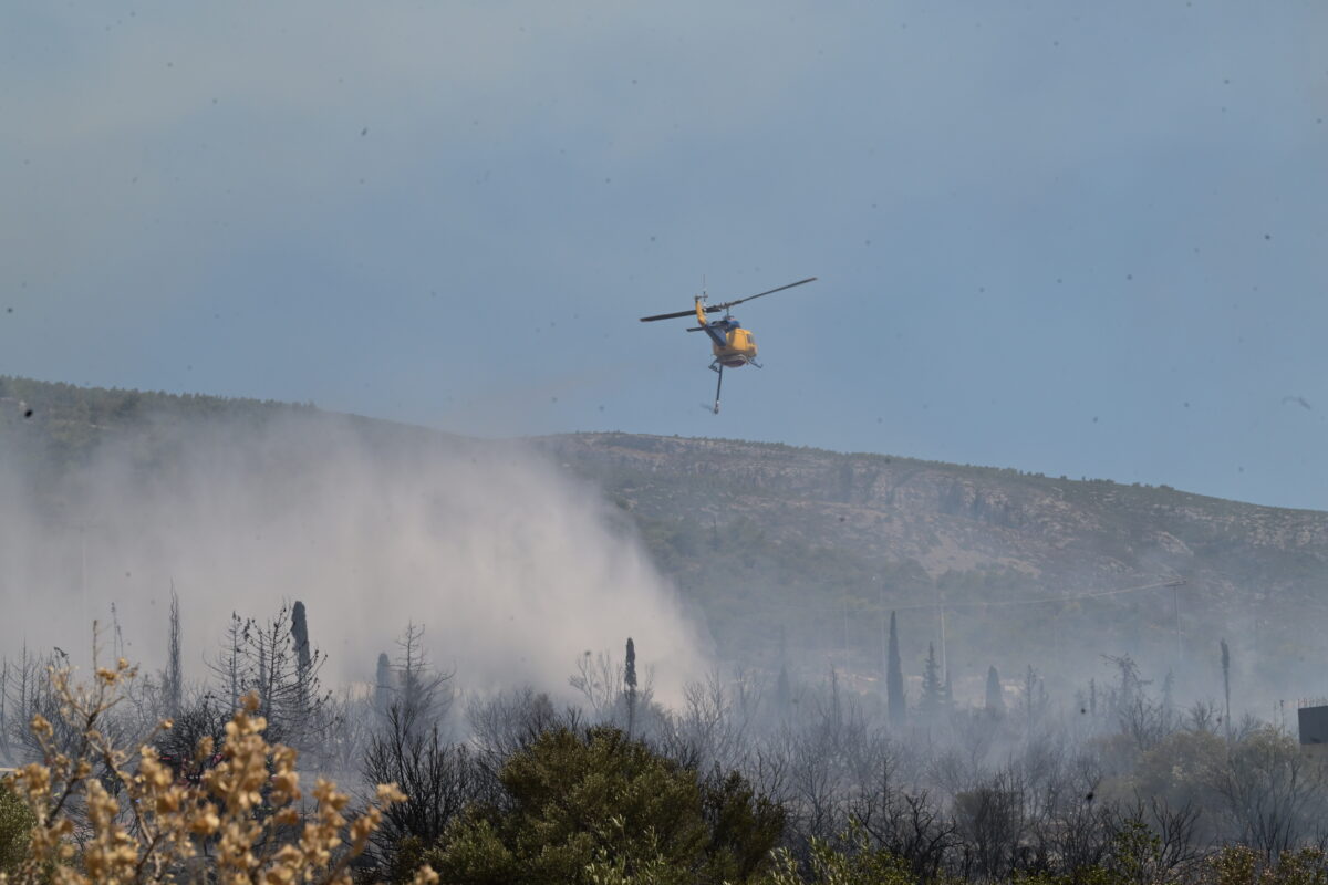 Πυρκαγιά στην περιοχή της Πολυτεχνειούπολης Ζωγράφου, Δευτέρα 28 Ιουλίου 2025. Στο σημείο επιχείρησαν σε πρώτη φάση 110 πυροσβέστες με 30 οχήματα και πέντε ομάδες πεζοπόρων, 11 αεροπλάνα και 8 ελικόπτερα. 
(ΤΑΤΙΑΝΑ ΜΠΟΛΑΡΗ
