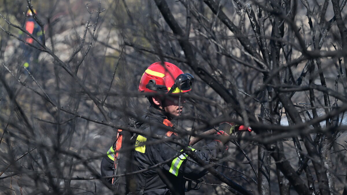 Πυροσβέστης στη φωτιά της Πολυτεχνειούπολης Ζωγράφου
