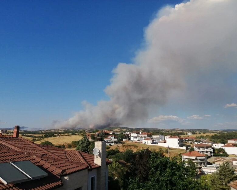 Φωτιά στη Θεσσαλονίκη στην περιοχή Άσσηρος – 67 πυροσβέστες στη μάχη με τις φλόγες