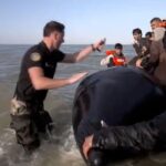 Γάλλοι αστυνομικοί σκίζουν βάρκα μεταναστών