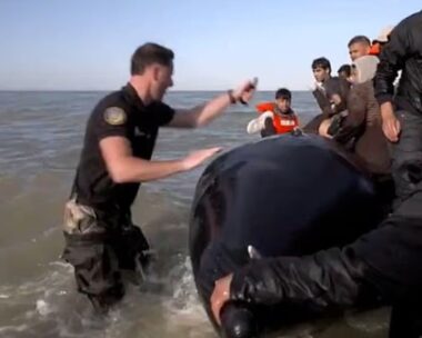 Γάλλοι αστυνομικοί σκίζουν βάρκα μεταναστών