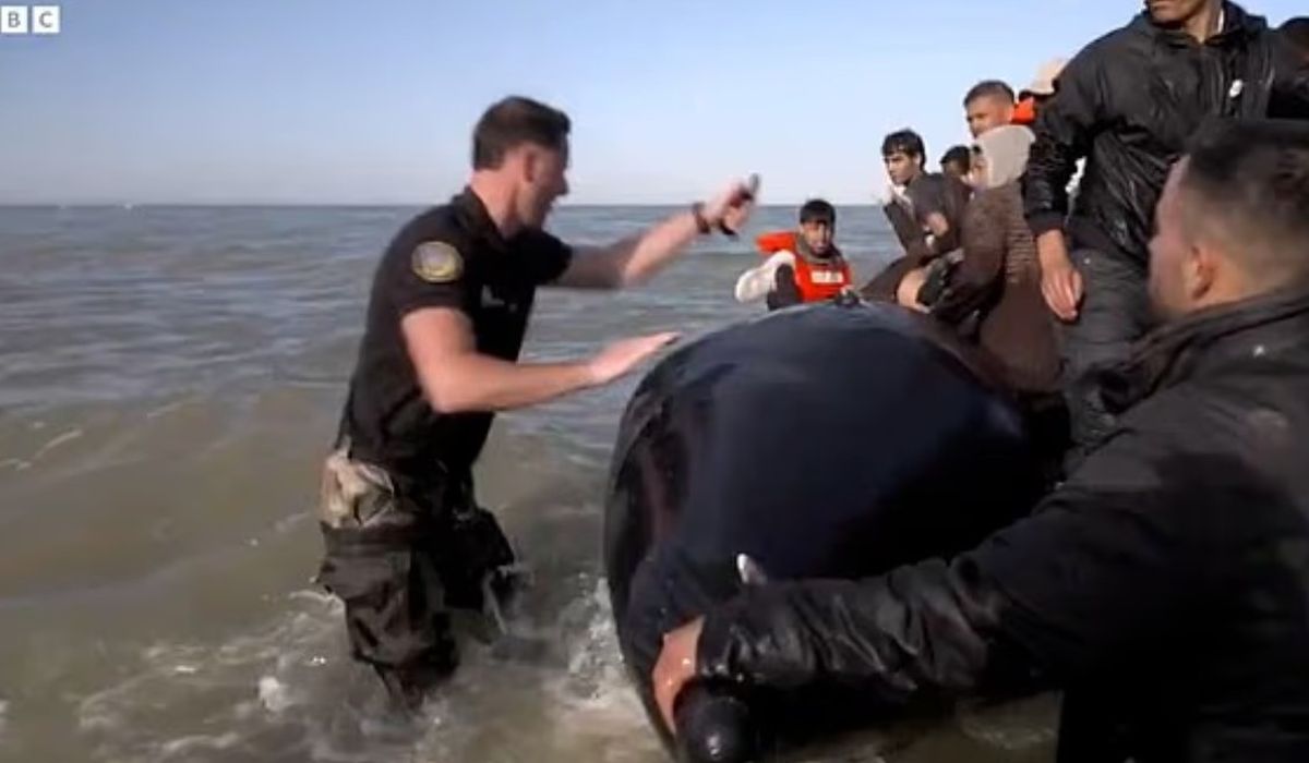 Γάλλοι αστυνομικοί σκίζουν βάρκα μεταναστών